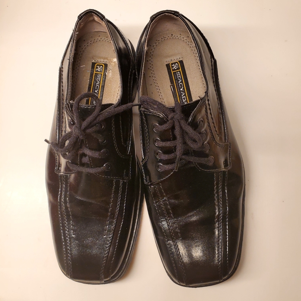 Stacy Adams Boys Dress Shoes Black Size 2M. (41071-001). In very good condition.